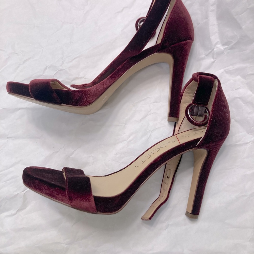 Burgundy sole society heels 7.5 work only once. Heel height 4 inches